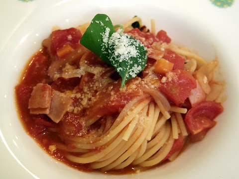 埼玉県春日部市中央１丁目にあるイタリアンのお店「すずkitchen」フレッシュトマトと玉葱のアマトリチャーナ