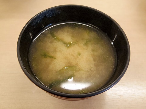 埼玉県富士見市大字針ケ谷にある天ぷら店「あげたて天兵衛 254号線富士見店」御飯、味噌汁、天つゆ