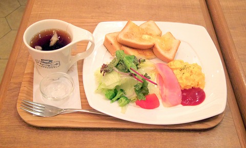東京都台東区上野7丁目にあるカフェ「Humming Cafe By Plame Collome ecute UENO ハミングカフェ バイ プレミーコロミィ エキュート上野店」モーニングセット 東京都台東区上野7丁目にあるカフェ「ハミングカフェ バイ プレミーコロミィ ecute上野店 Humming Cafe By Plame Collome」モーニングセット(バタートースト、スクランブルエッグ、ベーコン、サラダ、ドリンク付き)