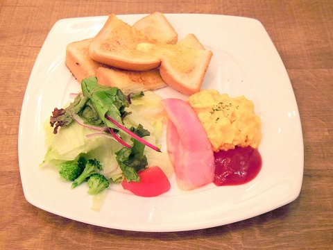東京都台東区上野7丁目にあるカフェ「Humming Cafe By Plame Collome ecute UENO ハミングカフェ バイ プレミーコロミィ エキュート上野店」モーニングセッ 東京都台東区上野7丁目にあるカフェ「ハミングカフェ バイ プレミーコロミィ ecute上野店 Humming Cafe By Plame Collome」モーニングセット(バタートースト、スクランブルエッグ、ベーコン、サラダ、ドリンク付き)