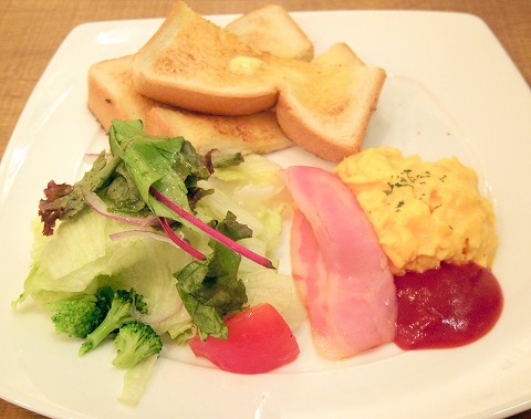 東京都台東区上野7丁目にあるカフェ「Humming Cafe By Plame Collome ecute UENO ハミングカフェ バイ プレミーコロミィ エキュート上野店」モーニングセッ 東京都台東区上野7丁目にあるカフェ「ハミングカフェ バイ プレミーコロミィ ecute上野店 Humming Cafe By Plame Collome」モーニングセット(バタートースト、スクランブルエッグ、ベーコン、サラダ、ドリンク付き)