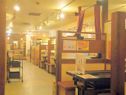 神奈川県川崎市川崎区駅前本町にあるお好み焼き、もんじゃ焼き、居酒屋の「お好み焼き・食べ放題 若竹 川崎モアーズ店」店内