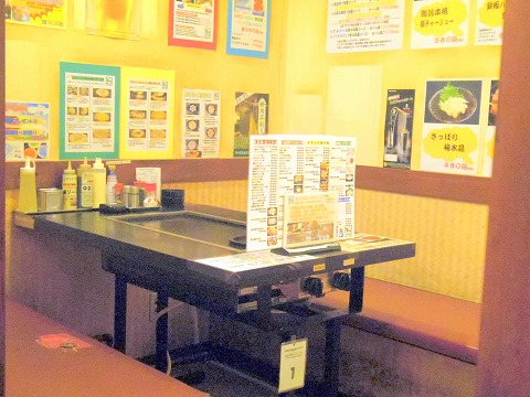 神奈川県川崎市川崎区駅前本町にあるお好み焼き、もんじゃ焼き、居酒屋の「お好み焼き・食べ放題 若竹 川崎モアーズ店」店内