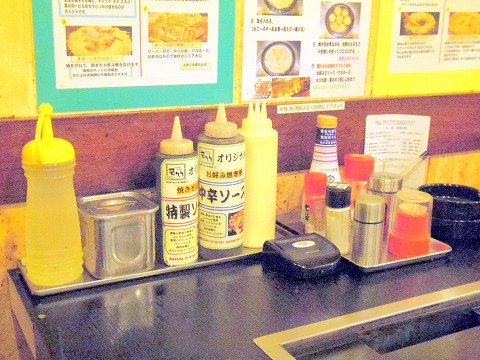 神奈川県川崎市川崎区駅前本町にあるお好み焼き、もんじゃ焼き、居酒屋の「お好み焼き・食べ放題 若竹 川崎モアーズ店」店内