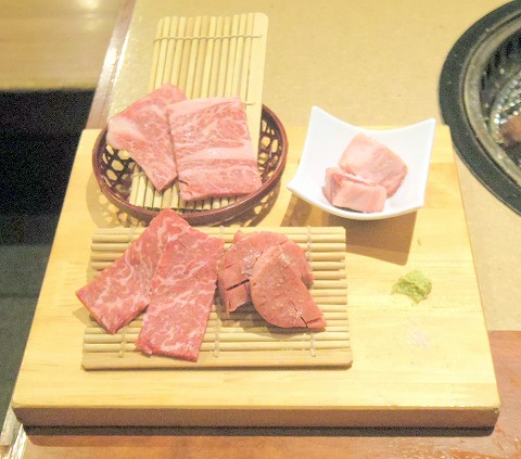 東京都板橋区成増2丁目にある焼肉店「牛角 成増店」厳選四種盛り(黒毛和牛特上カルビ、黒毛和牛くらした、霜降り上タン塩、黒毛和牛中落ち(ゲタ)) 東京都板橋区成増2丁目にある焼肉店「牛角 成増店」厳選四種盛り(黒毛和牛特上カルビ、黒毛和牛くらした、霜降り上タン塩、黒毛和牛中落ち(ゲタ))