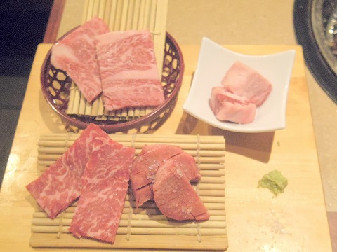 東京都板橋区成増2丁目にある焼肉店「牛角 成増店」厳選四種盛り(黒毛和牛特上カルビ、黒毛和牛くらした、霜降り上タン塩、黒毛和牛中落ち(ゲタ)) 東京都板橋区成増2丁目にある焼肉店「牛角 成増店」厳選四種盛り(黒毛和牛特上カルビ、黒毛和牛くらした、霜降り上タン塩、黒毛和牛中落ち(ゲタ))