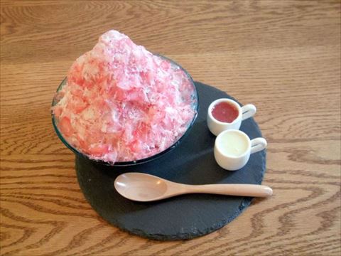 茨城県鉾田市玉田にあるカフェ「絶品ほしいも＆café 寿や」いちごのふわふわかき氷