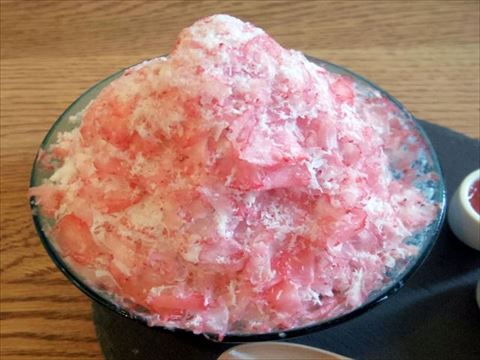 茨城県鉾田市玉田にあるカフェ「絶品ほしいも＆café 寿や」いちごのふわふわかき氷