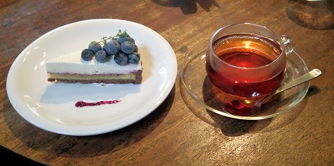 埼玉県川口市石神にありカフェ「senkiya　センキヤ」オーガニックアッサム紅茶と季節のケーキ（ブルーベリーとフロマージュのショコラタルト）