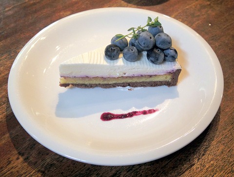 埼玉県川口市石神にありカフェ「senkiya　センキヤ」オーガニックアッサム紅茶と季節のケーキ（ブルーベリーとフロマージュのショコラタルト）