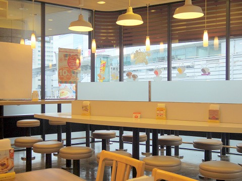 東京都立川市曙町１丁目にあるカフェ「ミスタードーナツ 立川北口ショップ」店内