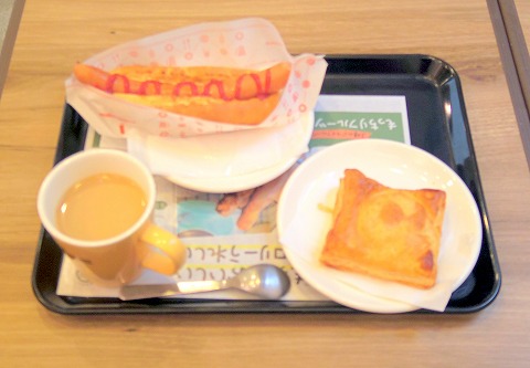 東京都立川市曙町１丁目にあるカフェ「ミスタードーナツ 立川北口ショップ」朝のミスドゴハンセット（あつあつジューシードッグ）とチーズとチキンのトマト煮込み