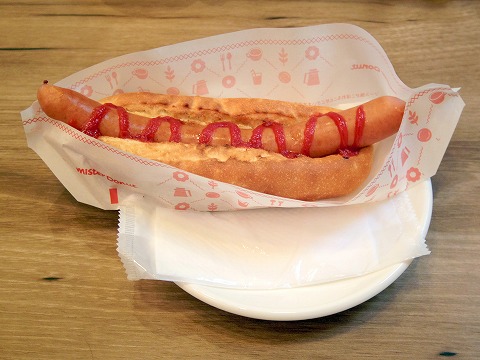東京都立川市曙町１丁目にあるカフェ「ミスタードーナツ 立川北口ショップ」朝のミスドゴハンセット（あつあつジューシードッグ）とチーズとチキンのトマト煮込み