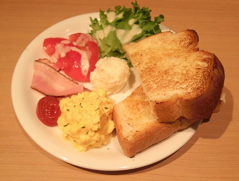 東京都台東区上野７丁目にあるカフェ「BECK’S COFFEE SHOP ベックスコーヒーショップ　上野常磐ホーム店」上野常磐ホーム店　モーニングプレート1、アイスカフェオーレで