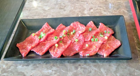 埼玉県草加市金明町にある焼肉店「焼肉ヒロ 新田店」和牛ロースセットをお肉1.5倍盛