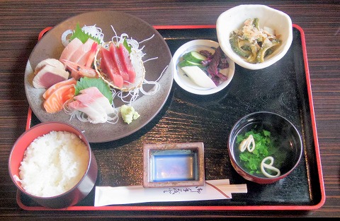 茨城県猿島郡境町長井戸にある居酒屋「個室ダイニング かごや」刺身盛り合わせランチ 茨城県猿島郡境町長井戸にある居酒屋「個室ダイニング かごや」刺身盛り合わせランチ