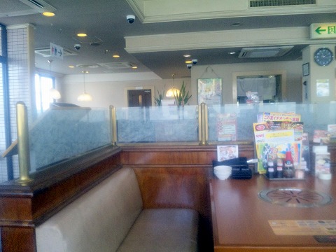 埼玉県越谷市大字下間久里にある焼肉店「安楽亭　下間久里店」店内