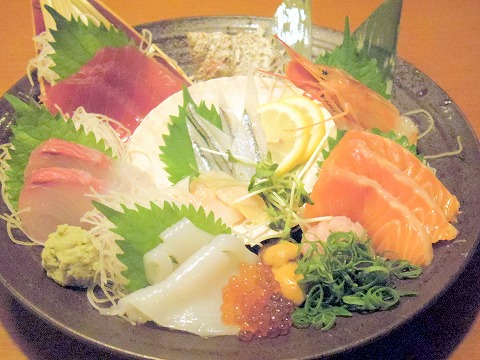  茨城県古河市本町１丁目にある居酒屋「魚民 古河東口駅前店」海鮮十種盛り合せ