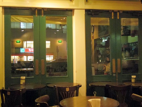 東京都中央区銀座8丁目にあるハンバーガーのお店「FRESHNESS BURGER フレッシュネスバーガー 銀座8丁目店」 東京都中央区銀座8丁目にあるハンバーガーのお店「フレッシュネスバーガー FRESHNESS BURGER 銀座8丁目店」店内