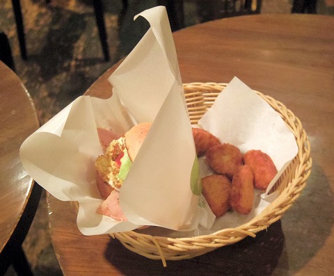 東京都中央区銀座8丁目にあるハンバーガーのお店「FRESHNESS BURGER フレッシュネスバーガー 銀座8丁目店」 東京都中央区銀座8丁目にあるハンバーガーのお店「フレッシュネスバーガー FRESHNESS BURGER 銀座8丁目店」ベーコンオムレツバーガー(低糖質バンズ)と国産チキンナゲット