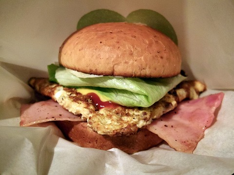 東京都中央区銀座8丁目にあるハンバーガーのお店「FRESHNESS BURGER フレッシュネスバーガー 銀座8丁目店」 東京都中央区銀座8丁目にあるハンバーガーのお店「フレッシュネスバーガー FRESHNESS BURGER 銀座8丁目店」ベーコンオムレツバーガー(低糖質バンズ)と国産チキンナゲット