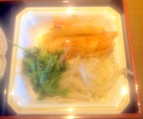 埼玉県越谷市東大沢４丁目にある焼肉店「いきな黒塀　越谷東大沢店」焼肉御膳 極　サラダ、キムチ、ナムル