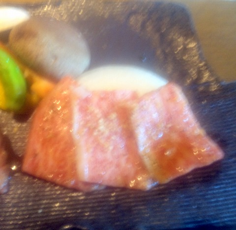 埼玉県越谷市東大沢４丁目にある焼肉店「いきな黒塀　越谷東大沢店」焼肉御膳 極　やわらか切り牛タン40g、和牛カルビ40g、和牛上カルビ40g