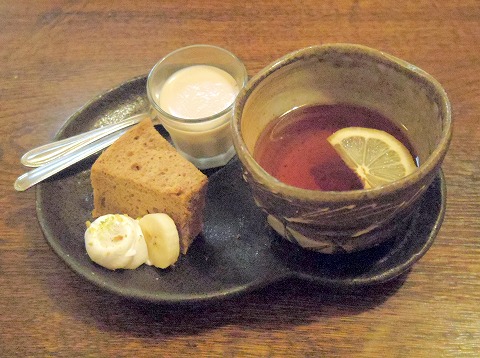 埼玉県春日部市梅田３丁目にある割烹料理店「くずし割烹 花々」ホットレモンティーと特製デザート