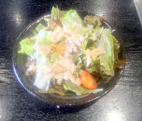 埼玉県春日部市大沼7丁目にあるお好み焼き・もんじゃの「わいず 春日部店」ミニサラダ 埼玉県春日部市大沼7丁目にあるお好み焼き・もんじゃの「わいず 春日部店」ミニサラダ