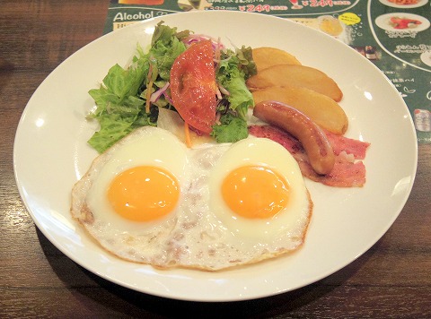 東京都立川市曙町２丁目にあるファミリーレストラン「ジョナサン　立川北口店」目玉焼きモーニングセット、主食はソイブレッドで