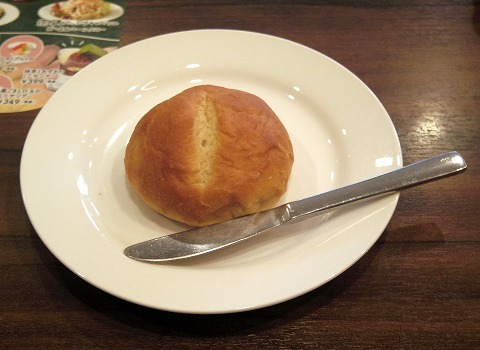 東京都立川市曙町２丁目にあるファミリーレストラン「ジョナサン　立川北口店」目玉焼きモーニングセット、主食はソイブレッドで