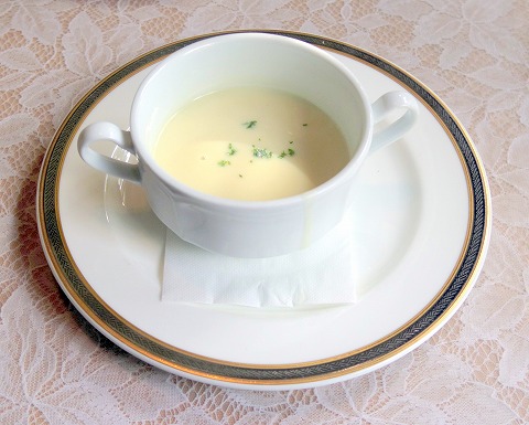 埼玉県さいたま市見沼区深作３丁目にあるフランス料理店「トロワ・ボー 　Trois Beaux」Bランチのスープ