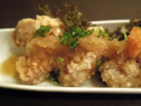 東京都板橋区成増２丁目にある居酒屋「海鮮居酒屋 竹心 成増本店」特製鶏もも唐揚げ（おろしポン酢）