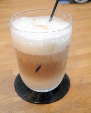 茨城県つくば市高見原１丁目にあるカフェ「marunacafe　まるなカフェ」アイスカフェオーレとコースター