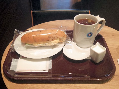 東京都江東区亀戸５丁目にある「EXCELSIOR CAFEE  エクセルシオールカフェ 亀戸店」セサミブレッドたっぷりタマゴサラダサンドとホットティー
