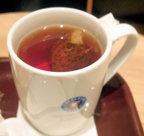 東京都江東区亀戸５丁目にある「EXCELSIOR CAFEE  エクセルシオールカフェ 亀戸店」セサミブレッドたっぷりタマゴサラダサンドとホットティー
