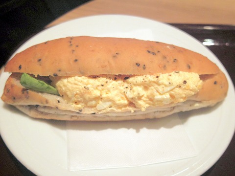東京都江東区亀戸５丁目にある「EXCELSIOR CAFEE  エクセルシオールカフェ 亀戸店」セサミブレッドたっぷりタマゴサラダサンドとホットティー