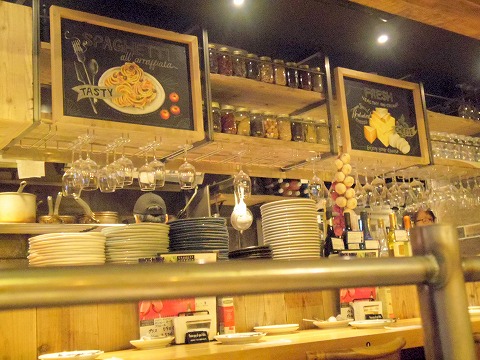 東京都江東区亀戸2丁目にあるイタリアンの「Italian Kitchen VANSAN 亀戸店」店内