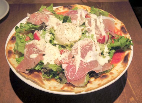 東京都江東区亀戸2丁目にあるイタリアンの「Italian Kitchen VANSAN 亀戸店」生ハムとブラターチーズのサラダピザ