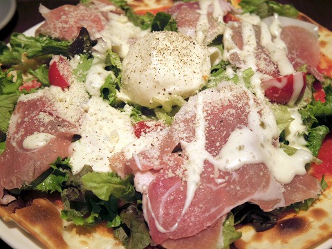 東京都江東区亀戸2丁目にあるイタリアンの「Italian Kitchen VANSAN 亀戸店」生ハムとブラターチーズのサラダピザ