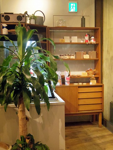 神奈川県川崎市中原区木月２丁目にあるカフェ「cafe+cake Baloo」店内