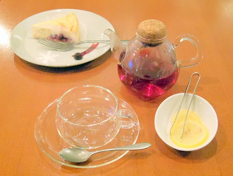 神奈川県川崎市中原区木月２丁目にあるカフェ「cafe+cake Baloo」ダージリン セリンボン（HOT）とブルーベリーのベイクドチーズケーキ
