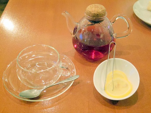 神奈川県川崎市中原区木月２丁目にあるカフェ「cafe+cake Baloo」ダージリン セリンボン（HOT）とブルーベリーのベイクドチーズケーキ