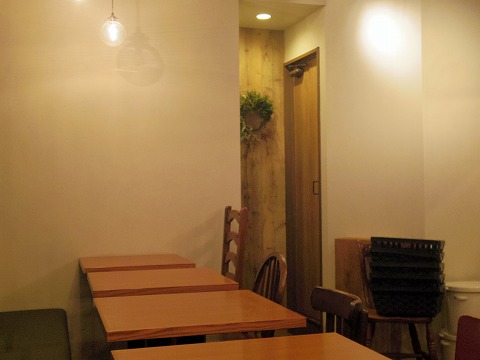 神奈川県川崎市中原区木月２丁目にあるカフェ「cafe+cake Baloo」店内