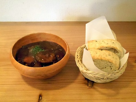 埼玉県春日部市一ノ割１丁目にある居酒屋「酒肴大衆ばる 青挑」牛すじでビーフシチュー（パン付き）