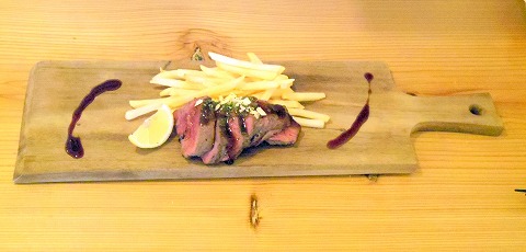 埼玉県春日部市一ノ割１丁目にある居酒屋「酒肴大衆ばる 青挑」葡萄牛ステーキ