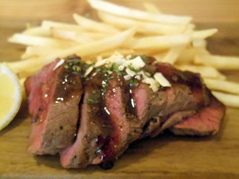 埼玉県春日部市一ノ割１丁目にある居酒屋「酒肴大衆ばる 青挑」葡萄牛ステーキ