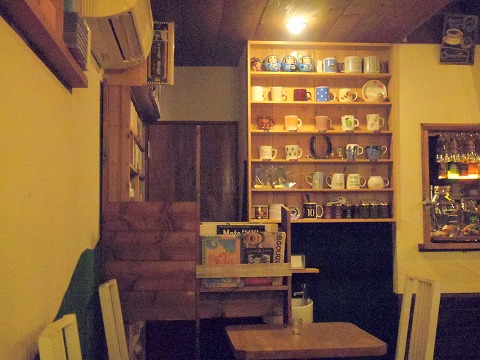 神奈川県川崎市中原区木月住吉町にある喫茶店「旅する珈琲屋OrangeBlue」店内