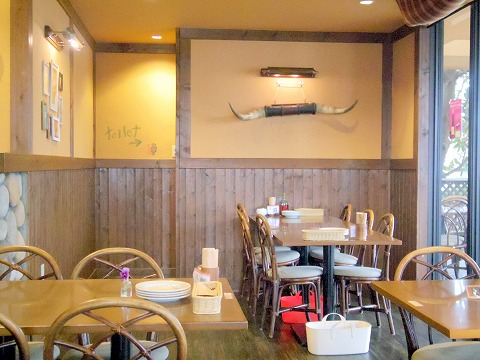 茨城県龍ケ崎市松ケ丘２丁目にあるイタリアンの「Pizzeria Tatsunoko　ピッッェリア たつのこ」店内