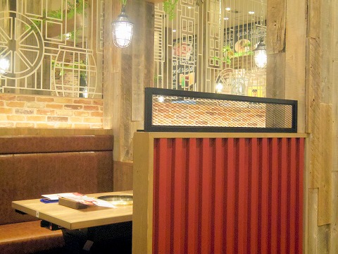 焼肉石川県小松市清六町にある焼肉店「焼肉でん 新小松店」店内